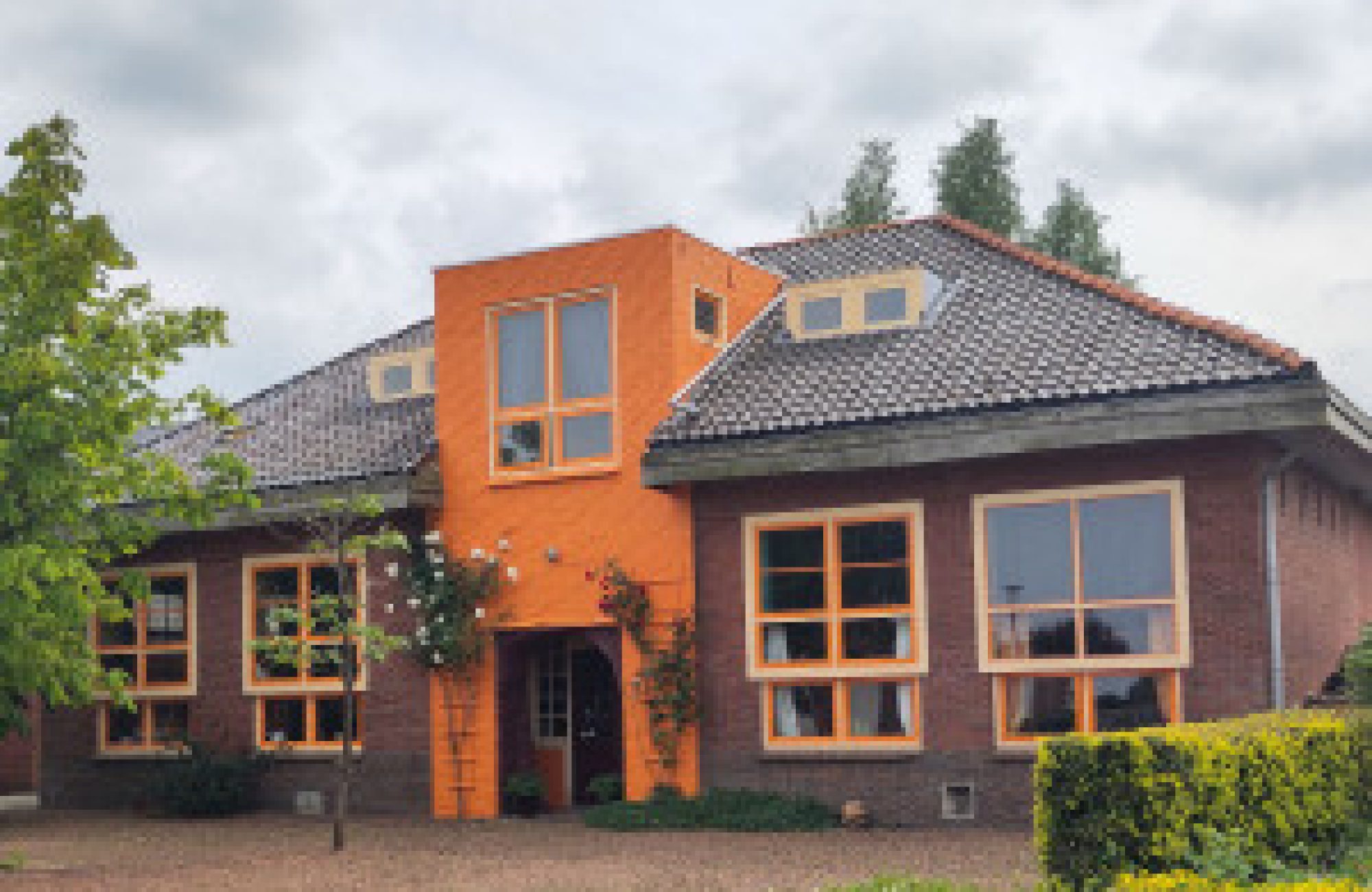 kura waka huis met roos